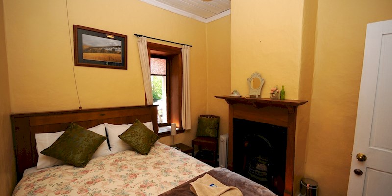2nd queen room in homestead.jpg